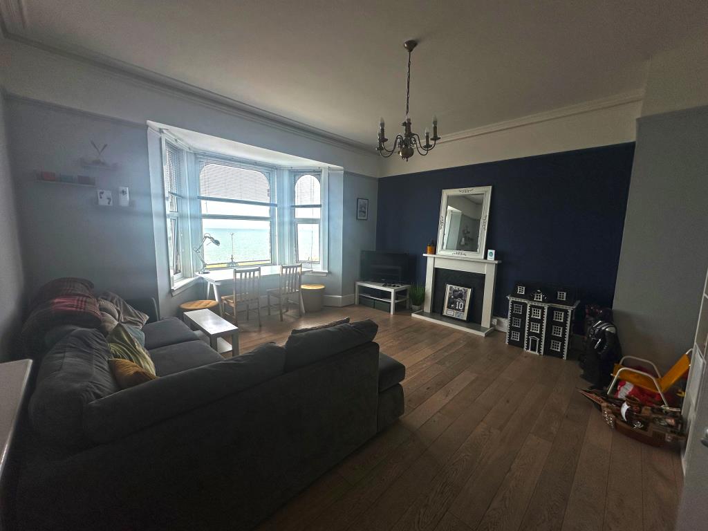 Lot: 140 - SEAFRONT BLOCK OF SIX FLATS ON GOOD SIZE PLOT - First floor flat living room